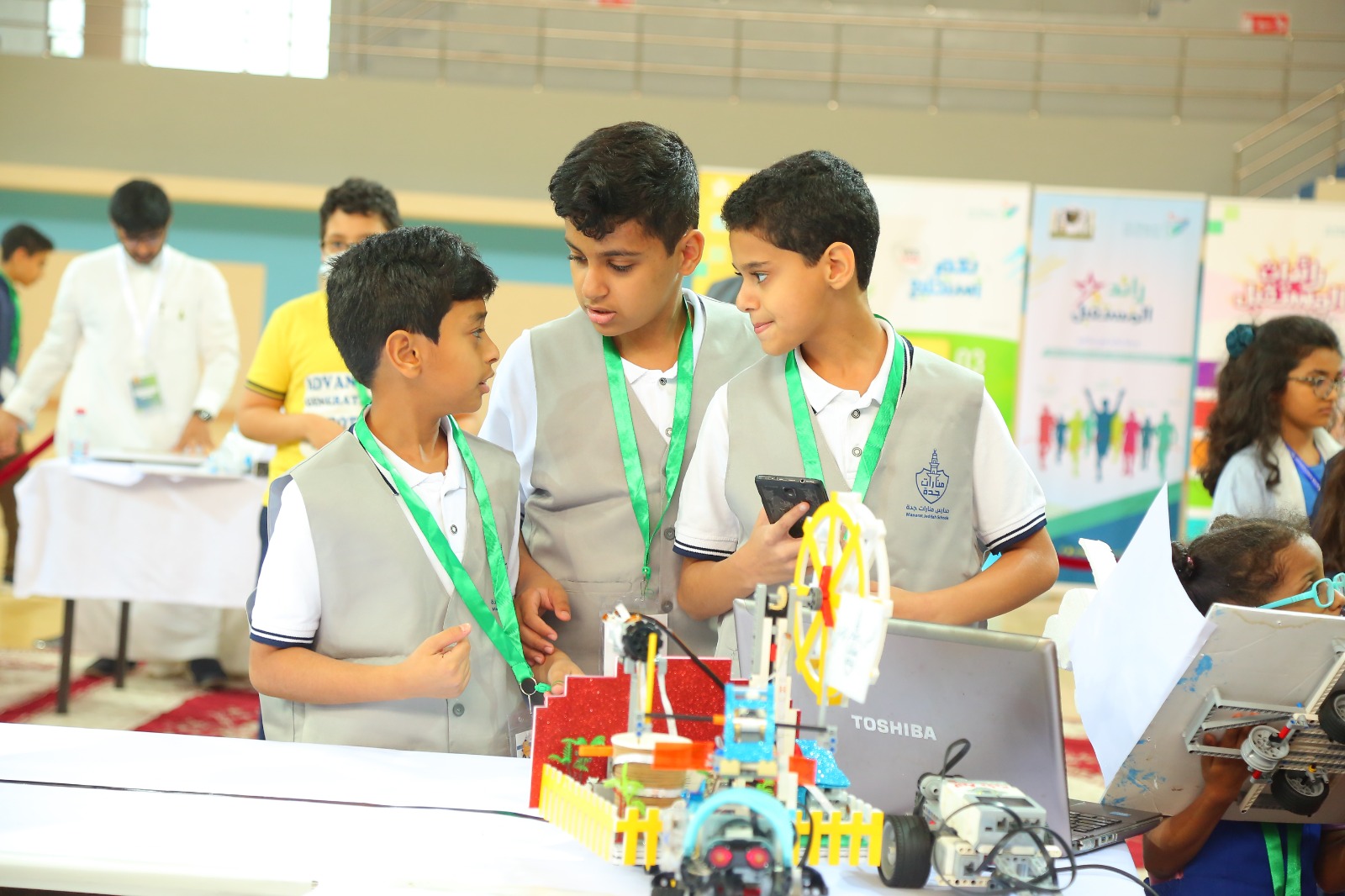 فريق يعمل على الروبوت